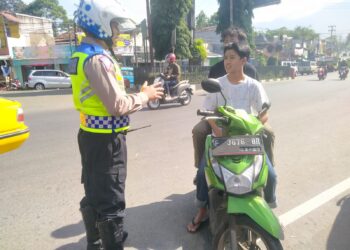 Polsek Sukaraja Polres Sukabumi Kota, Peduli Keselamatan, Polisi Berikan Teguran Humanis Kepada Pelanggar Lalu Lintas Yang Tidak Memakai Helm