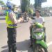 Polsek Sukaraja Polres Sukabumi Kota, Peduli Keselamatan, Polisi Berikan Teguran Humanis Kepada Pelanggar Lalu Lintas Yang Tidak Memakai Helm