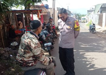 Bhabinkamtibmas Sapa Warga Dijalan, Sampaikan Himbauan Kamtibmas