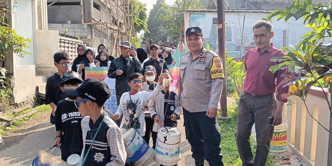 Bersinergi Bhabinkamtibmas dan Babinsa Kawal Pawai Karnaval dalam Rangka Kenaikan kelas Sekolah ( Samen ).
