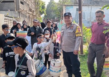 Bersinergi Bhabinkamtibmas dan Babinsa  Kawal Pawai  Karnaval dalam Rangka Kenaikan kelas Sekolah ( Samen ).