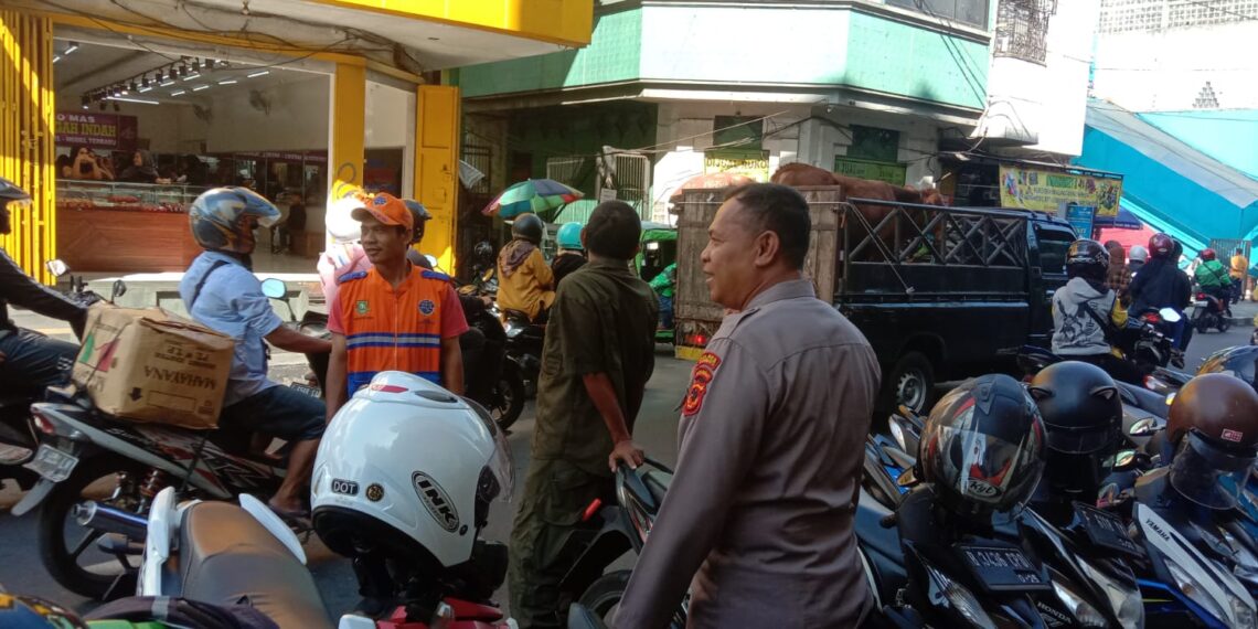 Panit Samapta Polsek Cikole Himbau Juru Parkir
