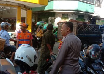 Panit Samapta Polsek Cikole Himbau Juru Parkir