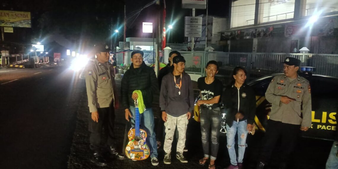 Polsek Pacet – Untuk menjaga kondusifitas kamtibmas, Patroli POlsek Pacet melaksanakan patroli malam di jalur jalan raya Kecamatan Pacet Kabupaten Cianjur