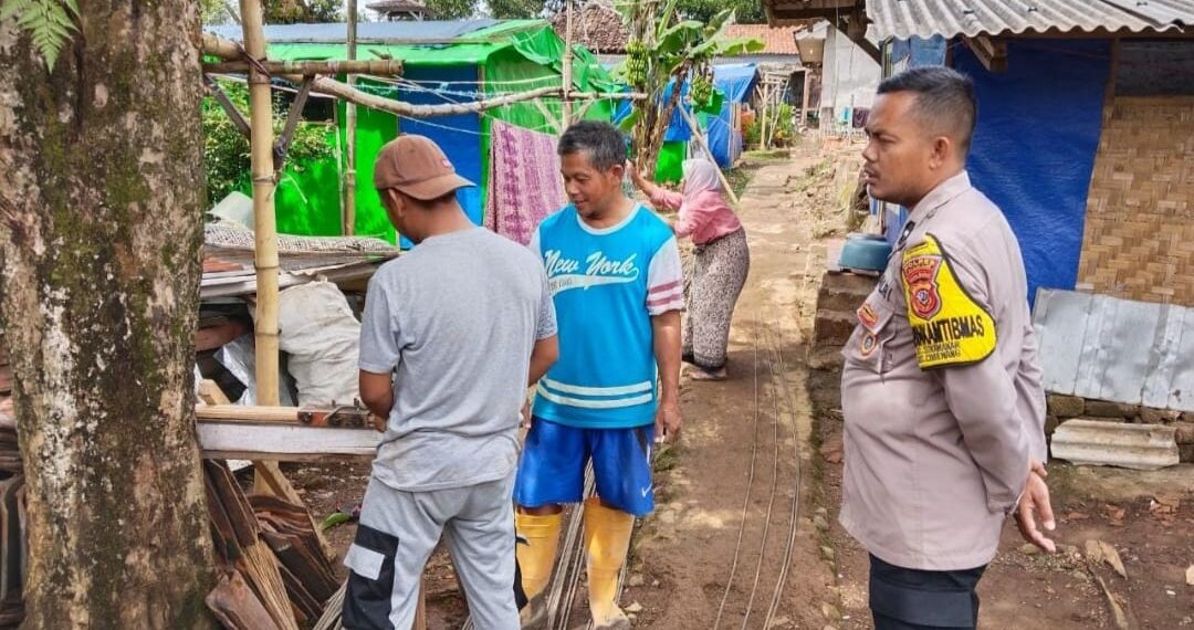 Bhabinkamtibmas Desa Sukamnah Sambangi Warga Yang Sedang Aktifitas Sampaikan Pesan Kamtibmas