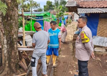 Bhabinkamtibmas Desa Sukamnah Sambangi Warga Yang Sedang Aktifitas Sampaikan Pesan Kamtibmas