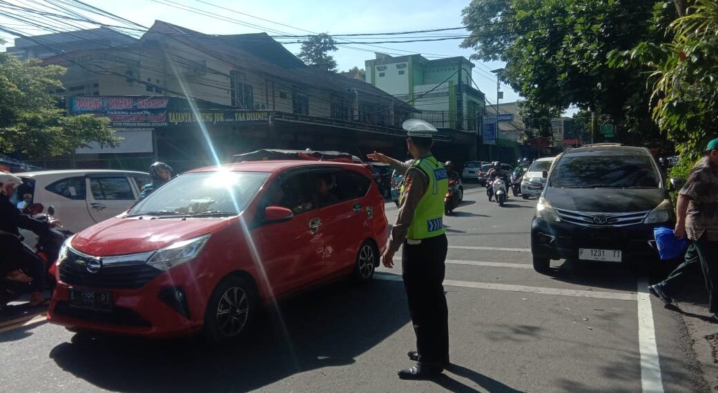 Gatur Lalu Lintas Polsek Warudoyong  Paska melintas Kereta Api Pangrango