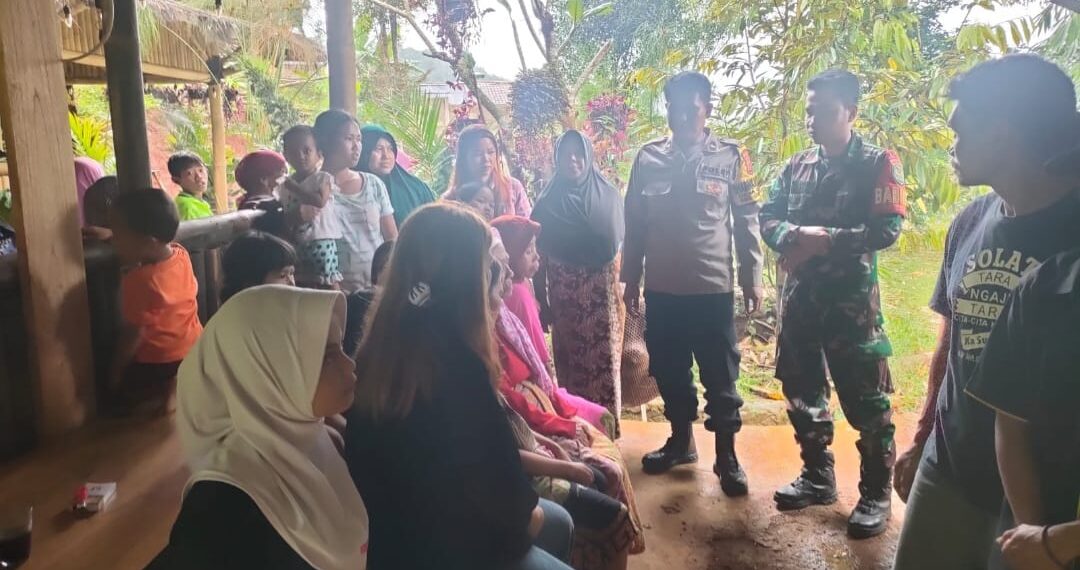 Sinergi TNI Polri, Bhabinkamtibmas Sambang Desa Bersama Babinsa