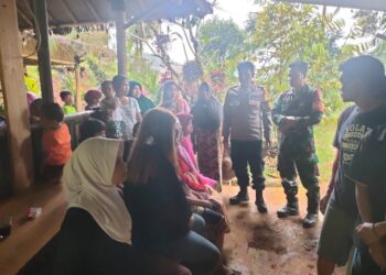 Sinergi TNI Polri, Bhabinkamtibmas Sambang Desa Bersama Babinsa