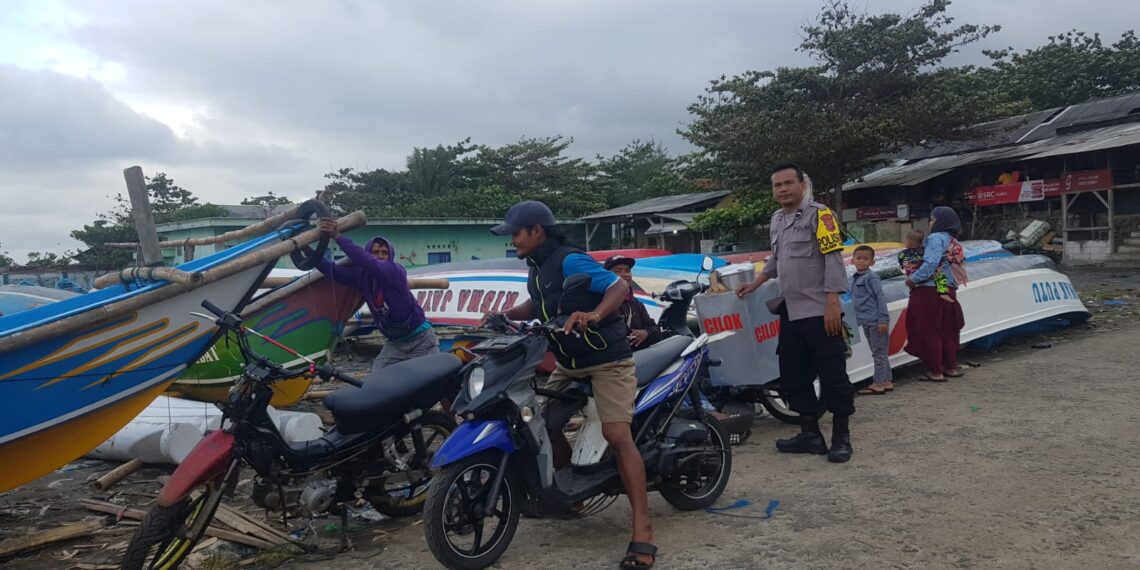 ANGGOTA POLSEK CIDAUN TERUS PANTAU SITUASI OBYEK WISATA PANTAI JAYANTI DI AKHIR PEKAN