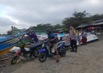 ANGGOTA POLSEK CIDAUN TERUS PANTAU SITUASI OBYEK WISATA PANTAI JAYANTI DI AKHIR PEKAN