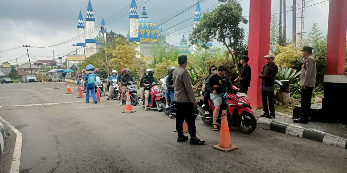 Giat Patroli Polsek Pacet Polres Cianjur ke kawasan Wisata Cibodas  menjelang Siang  ( KRYD ) Liburan minggu terakhir  , Di Wilkum Polsek Pacet