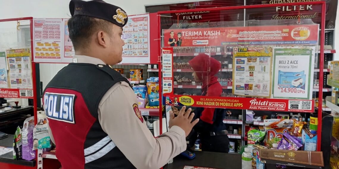 Patroli Pertokoan, Anggota Polsek Gunungpuyuh Sampaikan Pesan-pesan Kamtibmas