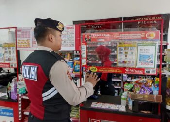 Patroli Pertokoan, Anggota Polsek Gunungpuyuh Sampaikan Pesan-pesan Kamtibmas