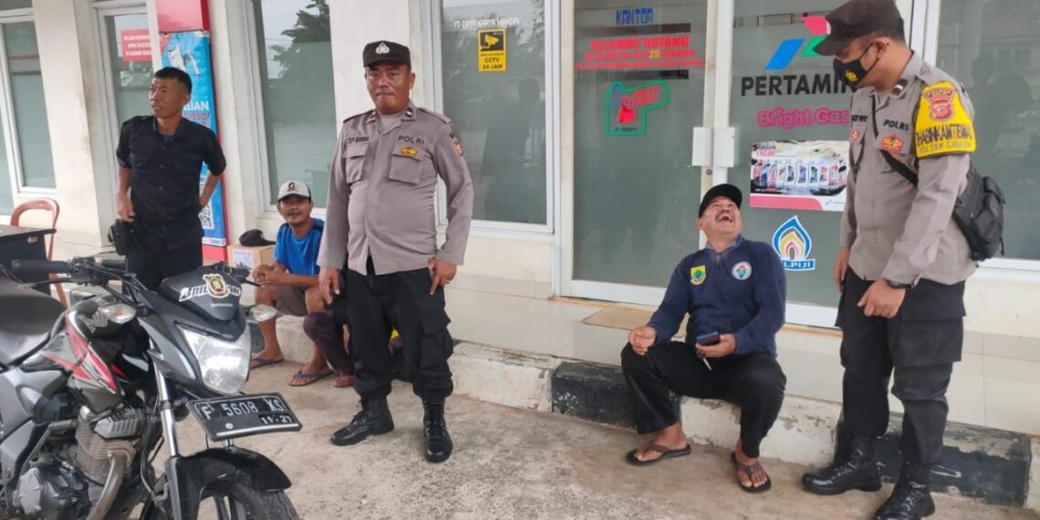 HIMBAU KARYAWAN SPBU AGAR WASPADA KEBAKARAN, PETUGAS POLSEK CIDAUN PATROLI KRYD.