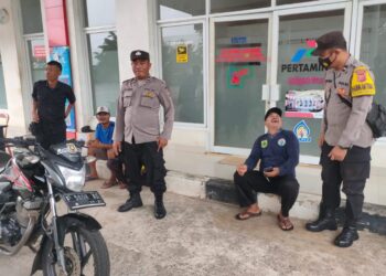 HIMBAU KARYAWAN SPBU AGAR WASPADA KEBAKARAN, PETUGAS POLSEK CIDAUN PATROLI KRYD.