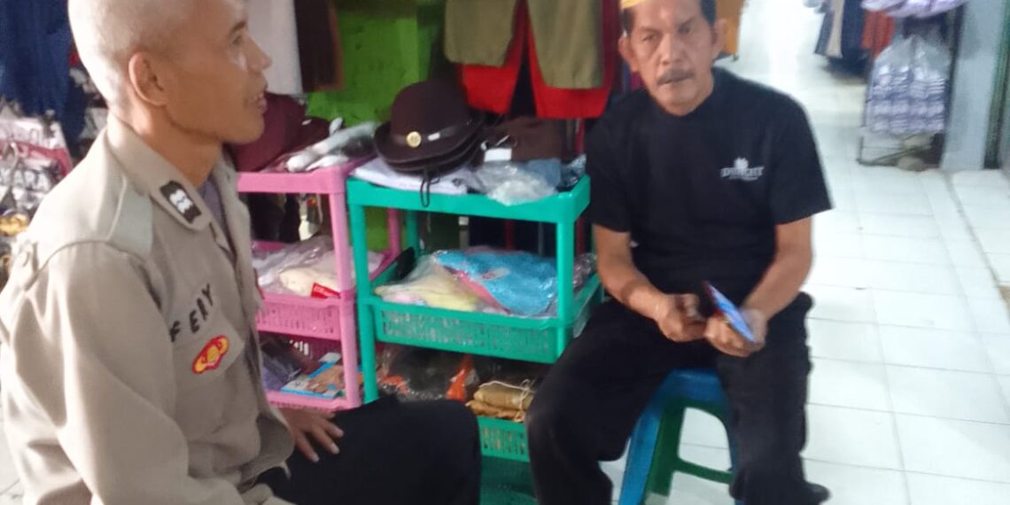 Kanit Binmas Polsek Cikalongkulon Sambangi Pedagang Baju, Berikan Himbauan Tindak Pidana Perdagangan Orang