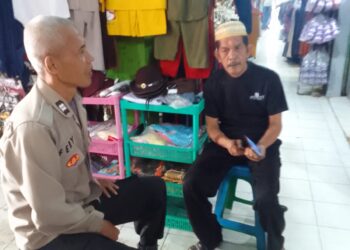 Kanit Binmas Polsek Cikalongkulon Sambangi Pedagang Baju, Berikan Himbauan Tindak Pidana Perdagangan Orang