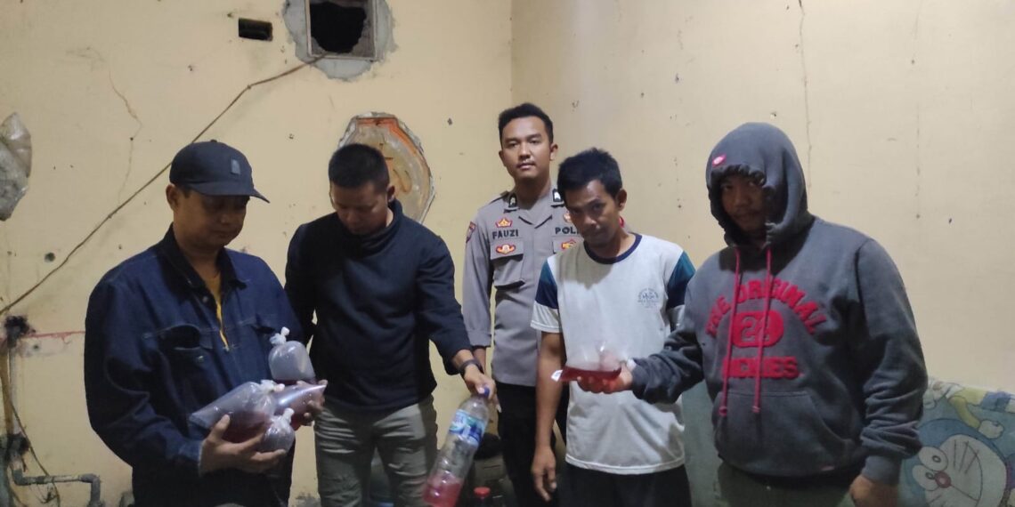 Kapolsek Cikalongkulon Polres Cianjur Pimpin Pelaksanaan Razia Miras