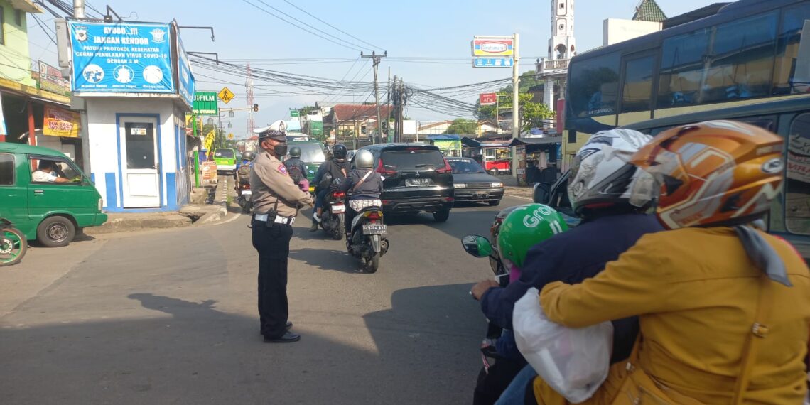 PELAYANAN TERHADAP MASYARAKAT, POLSEK CIRANJANG POLRES CIANJUR GATUR LALIN DI TITIK RAWAN KEPADATAN