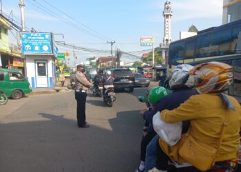 PELAYANAN TERHADAP MASYARAKAT, POLSEK CIRANJANG POLRES CIANJUR GATUR LALIN DI TITIK RAWAN KEPADATAN