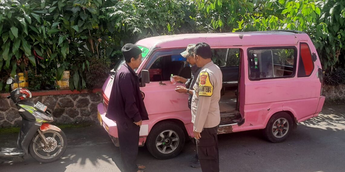 Bhabinkamtibmas Desa Titisan Berikan Himbauan Kamtibmas Kepada Sopir Angkot