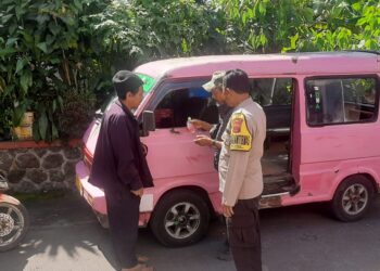 Bhabinkamtibmas Desa Titisan Berikan Himbauan Kamtibmas Kepada Sopir Angkot