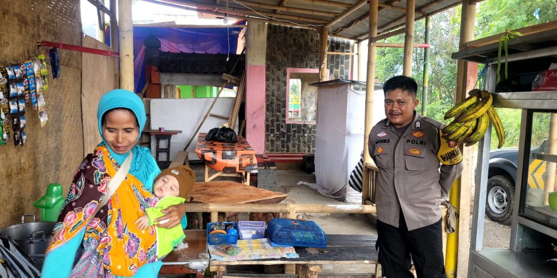 Patroli Ke Warung Makan, Bhabinkamtibmas Berikan Himbauan Kamtibmas