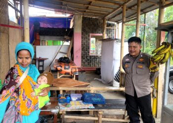 Patroli Ke Warung Makan, Bhabinkamtibmas Berikan Himbauan Kamtibmas
