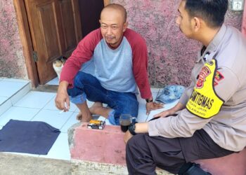 Ngobrol Bersama Warga, Bhabinkamtibmas Sampaikan Himbauan Kamtibmas