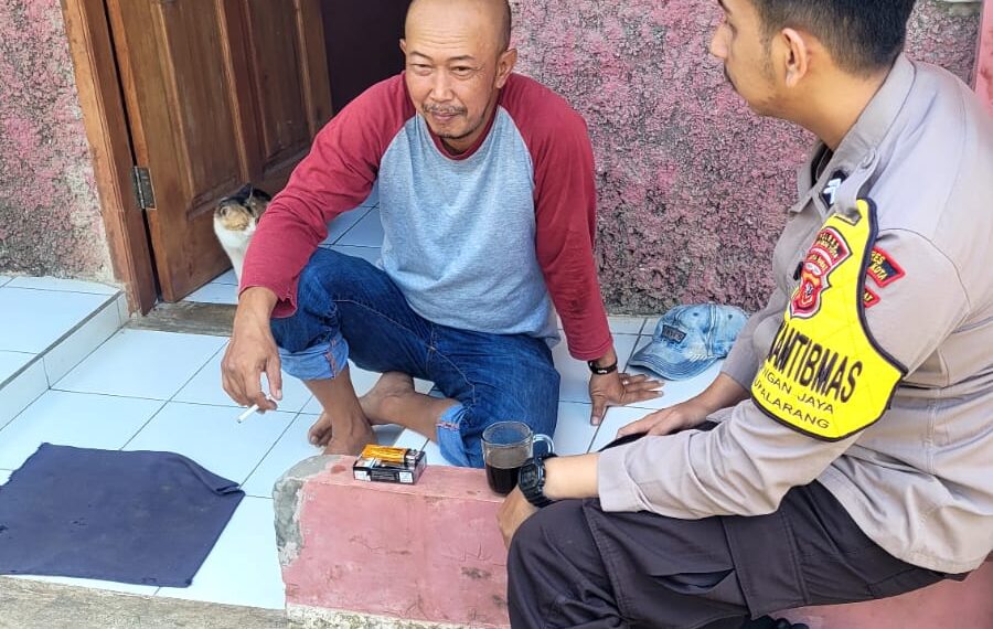 Ngobrol Bersama Warga, Bhabinkamtibmas Sampaikan Himbauan Kamtibmas