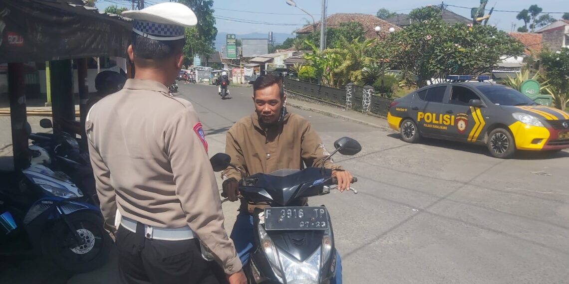 Teguran Humanis Kepada Pengendara Sepeda Motor Yang Tidak Menggunakan Helm