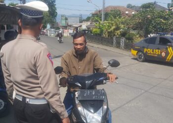 Teguran Humanis Kepada Pengendara Sepeda Motor Yang Tidak Menggunakan Helm