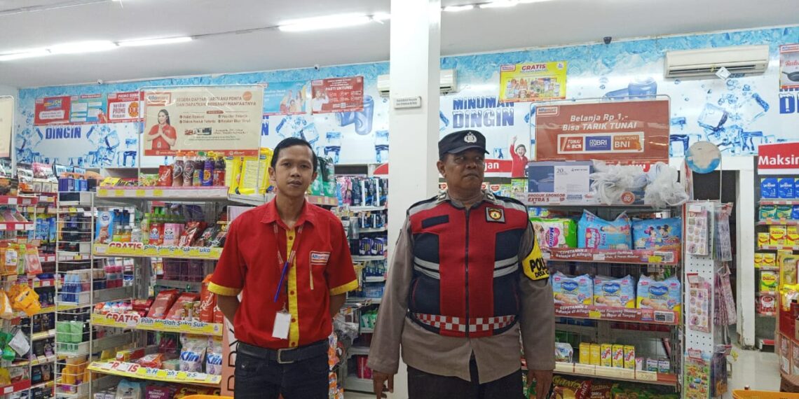 Personil Kadupandak Patroli Ke Minimarket, Beri Himbauan Kamtibmas