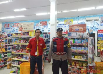 Personil Kadupandak Patroli Ke Minimarket, Beri Himbauan Kamtibmas