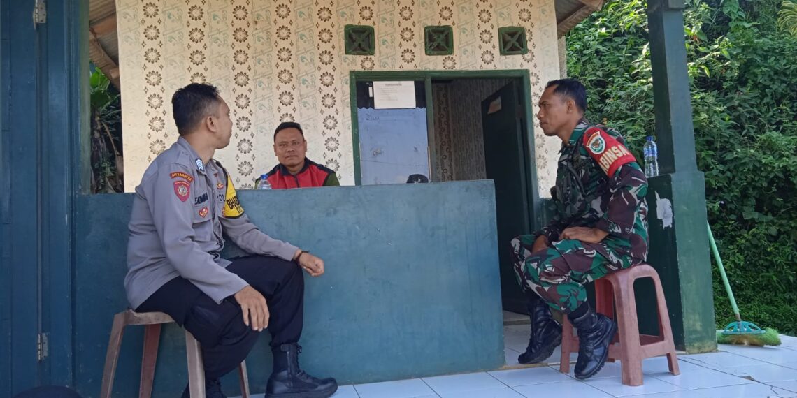 Tingkatkan Sinergitas, Bhabinkamtibmas dan Babinsa Lakukan Patroli
