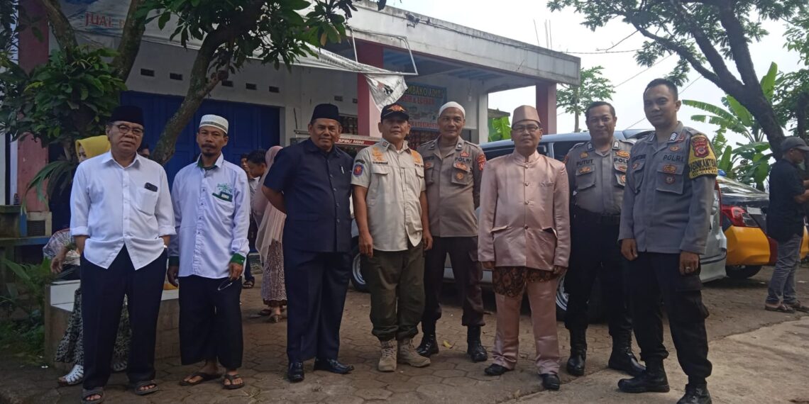 Bentuk Layanan Prima, Personil Polsek Cilaku Laksanakan Pam Pesta Pernikahan Warga