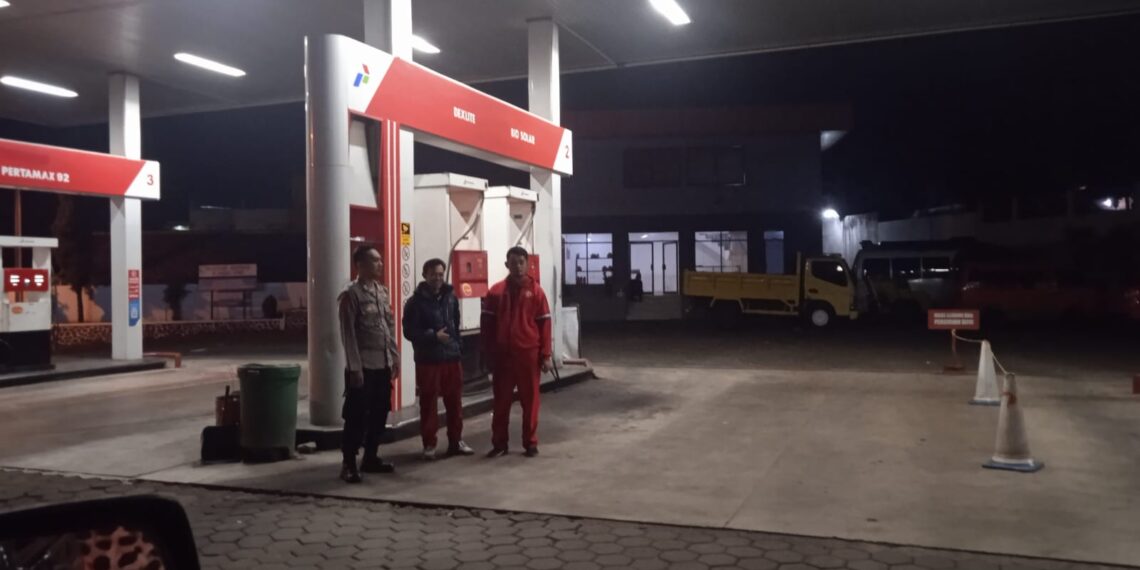 Bhabinkamtibmas Polsek Cilaku Polres Cianjur Monitor Giat di SPBU Saat Melaksanakan Patroli