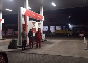 Bhabinkamtibmas Polsek Cilaku Polres Cianjur Monitor Giat di SPBU Saat Melaksanakan Patroli