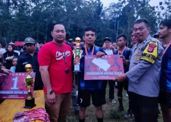 Bhabinkamtibmas Polsek Cilaku Laksanakan Monitoring Giat Turnamen Sepak Bola di Desa Cibinong Hilir