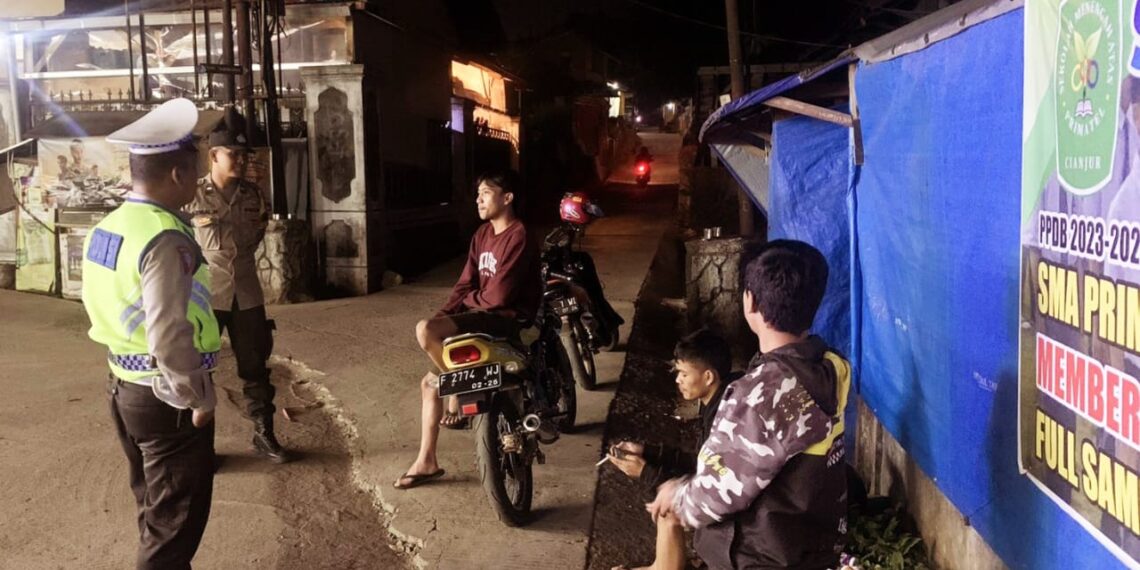 Giatkan Patroli Malam Hari, Personil Polsek Cugenang Berikan Himbauan Kamtibmas Kepada Pemuda