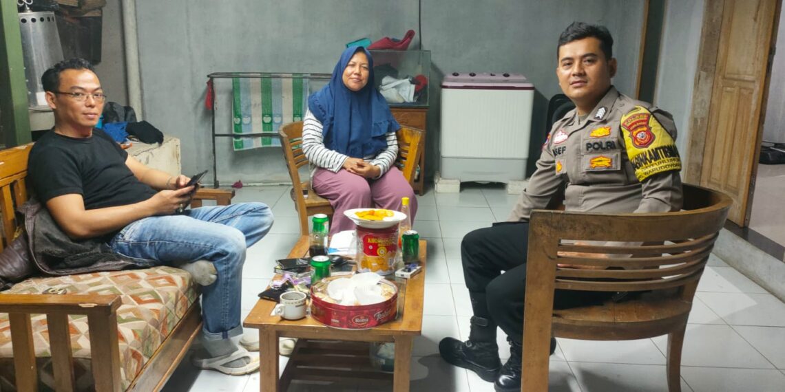Dekati warga Babinkamtibmas Sambangi Warga dan Berikan Imbauan Kamtibmas