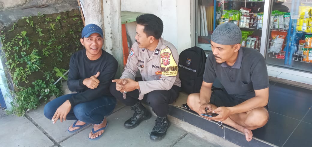 Bhabinkamtibmas Polsek Lembursitu Sapa Warga Sampaikan Himbauan Kamtibmas
