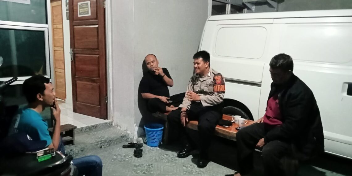 Patroli Dialogis Malam Hari, Upaya Anggota Polsek Lembursitu Cegah Gangguan Kamtibmas