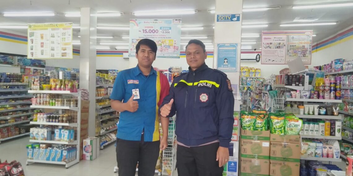 Sambangi Karyawan Indomaret, Bhabinkamtibmas Polsek Sukabumi Mengimbau Terkait Gangguan Kenyamanan