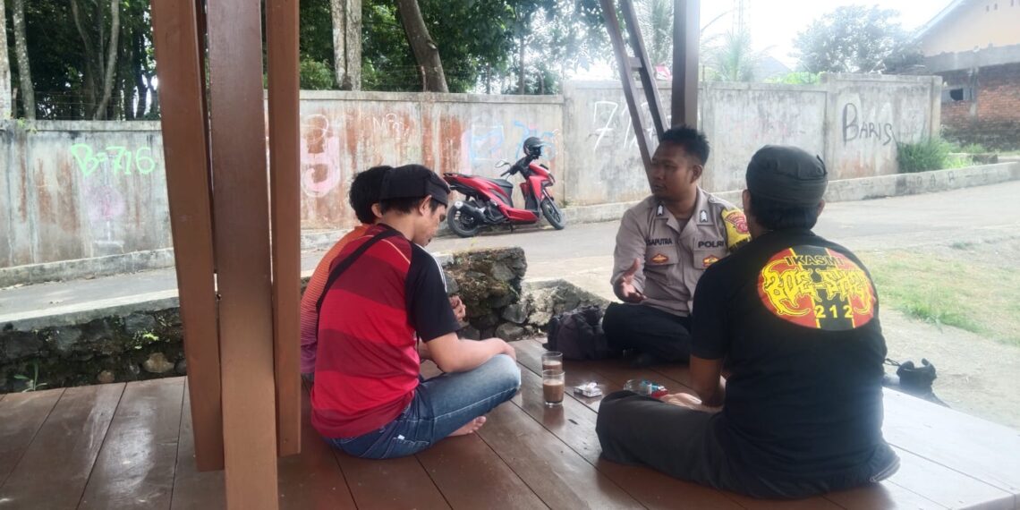 Bhabinkamtibmas Kelurahan Sukakarya Sambangi Warga Untuk Tingkatkan Harkamtibmas