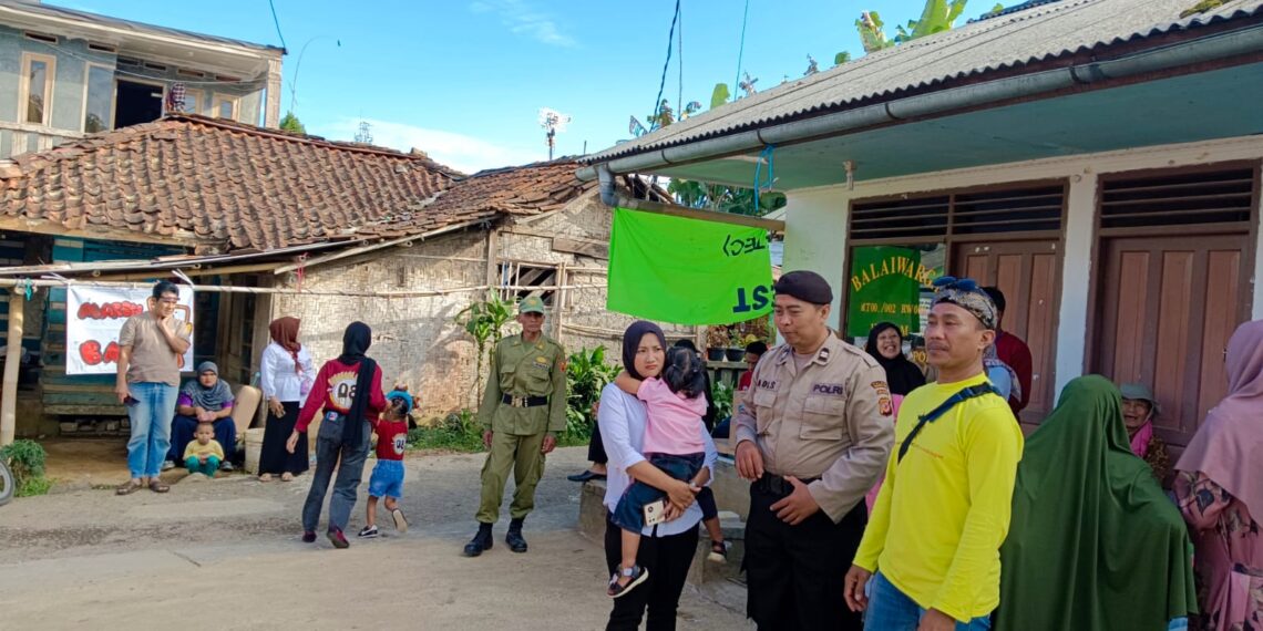 Anggota Samapta Polsek Sukabumi Polres Sukabumi Kota Melaksanakan kegiatan dialogis dengan Masyarakat di Kp. Reuma Desa Perbawati Kecamatan Sukabumi Kabupaten Sukabumi, Senin (03/07/2023) Siang