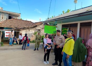 Anggota Samapta Polsek Sukabumi Polres Sukabumi Kota Melaksanakan kegiatan dialogis dengan Masyarakat di Kp. Reuma Desa Perbawati Kecamatan Sukabumi Kabupaten Sukabumi, Senin (03/07/2023) Siang