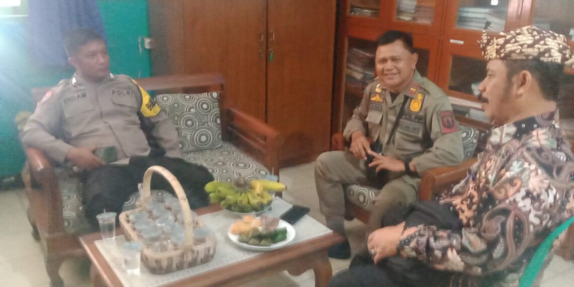 Bhabinkamtibmas Jajaran Polsek Gunungguruh Rutin Sambangi Tokoh Sampaikan Pesan Kamtibmas