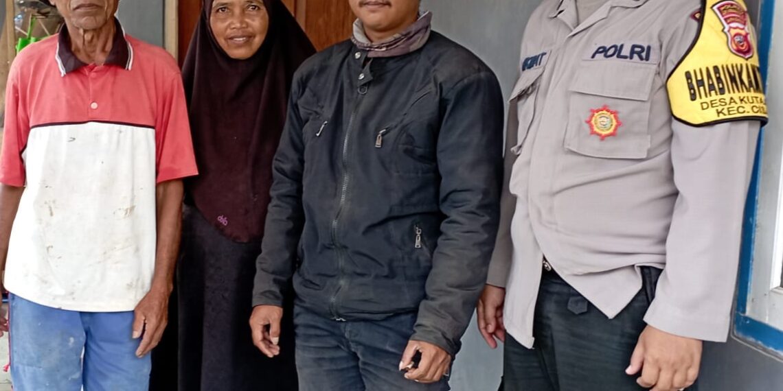 Dengarkan Aduan dan keluhan warga Bhabinkamtibmas Polsek Cisaat Komunikasi dengan Warga